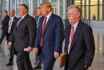John Bolton (ganz rechts) mit Präsident Trump und Außenminister Pompeo beim Nato-Treffen in Brüssel am 12. Juli 2018