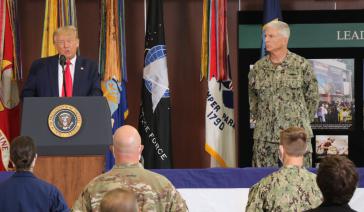 Trump bei seinem Besuch im Southcom-Hauptquartier in Doral, Florida. Neben ihm der Chef des Südkommdandos, Admiral Craig Faller