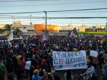 Demonstration vor Carrefour: "Wir sterben, sie machen Profit. Schwarze Leben zählen"