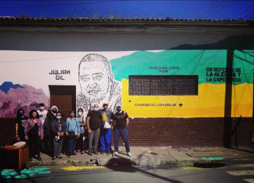 Graffiti mit dem Konterfei von Julián Gil, gemalt von Familie, Freunden und Sympatisanten, bringt sein Gesicht wieder zurück in die Straßen Bosas in Bogotá, Kolumbien