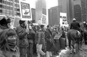 Der Krieg, der laut El Salvadors Präsident keiner war, an dem aber auch die USA beteiligt waren. Protest in Chicago 1989