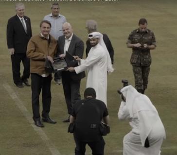 Infantino (FIFA), Bolsonaro und Scheich Tamim bin Hamad al-Thanibei vom Emirat Katar beim Rasenspiel