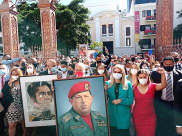 Viele der neu gewählten Abgeordneten versammelten sich vor der Eröffnungssitzung mit Bildern von Simón Bolívar und Hugo Chávez vor dem Parlamentsgebäude