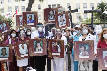 Das peruanisches Medizinpersonal arbeitet am Limit. Viele Gesundheitsarbeiter:innen sind bereits am Coronavirus verstorben