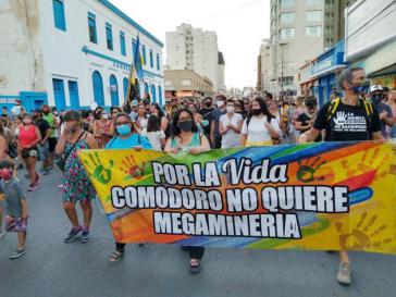 Protest gegen den Mega-Bergbau in der Provinz Chubut. In allen betroffenen Ländern setzt sich die Bevölkerung dagegen zur Wehr