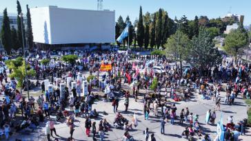 Am Dienstag versammelten sich Protestierende vor dem Regierungssitz und forderten den Rücktritt von Gouverneur Mariano Ezequiel Arcioni