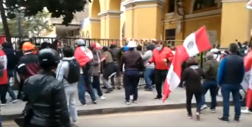 Rechte Protestierende versuchen Absperrungen nahe des Präsidentenpalasts zu überwinden (Screenshot)
