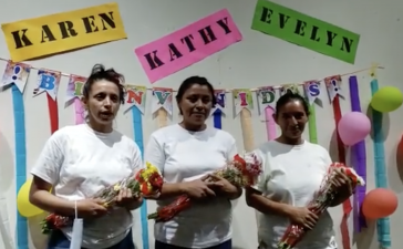 Die drei Frauen feiern in El Salvador das Urteil und ihre Freilassung
