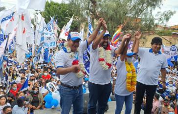 Abschlussveranstaltung des Wahlkampfs der MAS mit Kampagnenchef Evo Morales (rechts)