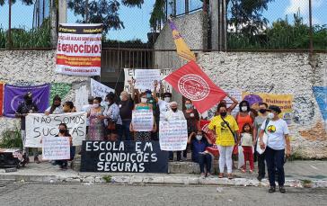 Eltern unterstützen den Streik der Lehrkräfte in São Paulo und protestieren gegen die Öffnung der Schulen