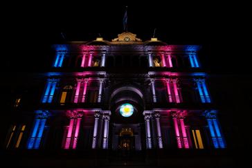 Präsidentenpalast "Casa Rosada" erscheint in den Farben der Transgender-Pride-Flagge