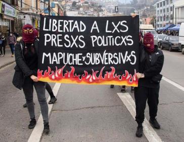 Verschiedene Gruppen und Einzelpersonen gingen für die Freiheit der Gefangenen auf die Straße, wie hier in Valparaíso