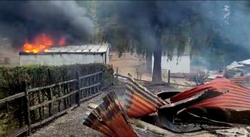 Holzhütten und Fahrzeuge wurden bei dem Angriff zerstört. Mapuche kämpfen seit Jahrzehnten gegen die Holzindustrie auf ihrem Gebiet (Screenshot)