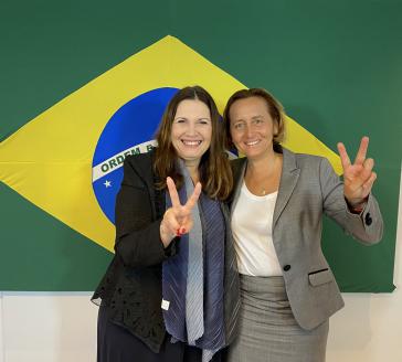 Die Abgeordnete Bia Kicis (PSL) aus dem Bolsonaro-Lager und die AfD-Politikerin Beatrix von Storch (rechts)
