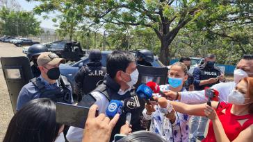 Der Direktor der SNAI, Bolívar Garzón, im Gespräch mit Medien