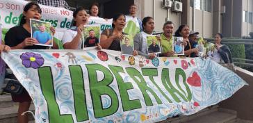 Freiheit für die Verteidiger des Naturschutzgebietes Carlos Escaleras: Angehörige demonstrieren mit Fotos der acht Inhaftierten