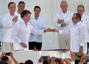 Ex-Präsident Juan Manuel Santos mit FARC-EP Oberkommandant Rodrigo Londoño alias Timochenko bei der Unterzeichnung des Friedensvertrags in Cartagena