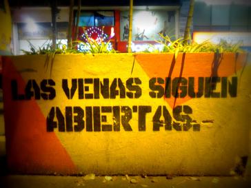 "Die Adern bleiben offen" (Stencil in Bogotá, Kolumbien, 2013)