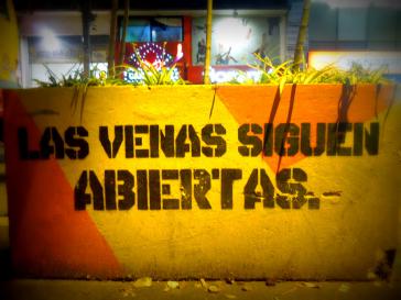 "Die Adern bleiben offen" (Stencil in Bogotá, Kolumbien, 2013) "Die Adern bleiben offen" (Stencil in Bogotá, Kolumbien, 2013)