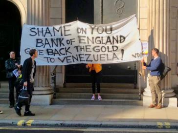 Proteste vor der Bank of England gegen die Enteignung von venezolanischen Vermögenswerten Proteste vor der Bank of England gegen die Enteignung von venezolanischen Vermögenswerten