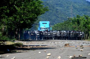 Polizeischutz für einen LKW der Nickelmine, dem die Protestierenden die Durchfahrt verwehrt haben
