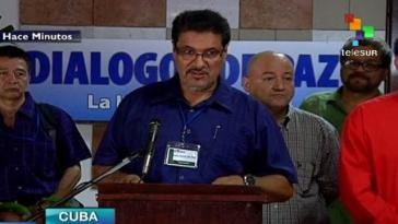 Martín Cruz Vega, alias "Rubín Morro", 2014 als Farc-Friedensdelegierter vor der Presse in Havanna