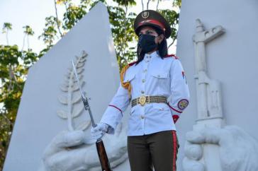Kubanische Soldatin am Mausoleum für den sowjetischen internationalistischen Soldaten