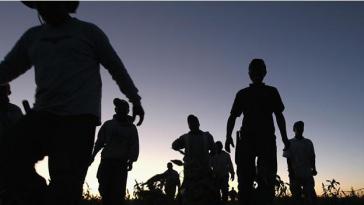 Die meisten der Migranten stammen aus Zentralamerika, etwa 15 Prozent von ihnen sind minderjährig Migranten werden sich nach Abschiebung aus Mexiko und den USA an der Grenze zu Guatemala selbst überlassen
