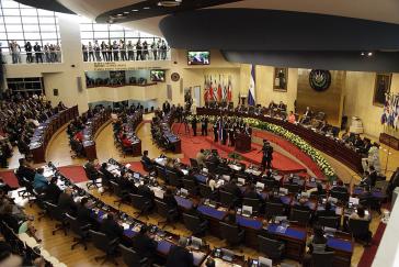 64 Parlamentarier haben für die Absetzung der Verfassungsrichter und 19 dagegen gestimmt