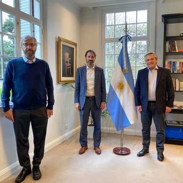 Bereits im Juli hatte sich Präsident Fernández (rechts) mit dem Regionalleiter von Pfizer, Nicolás Vaquer (Mitte) getroffen