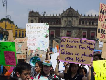 Plakat: "Ich will keine Raffinerie, ich will keinen Tren Maya. Ich will einen Planeten zum Leben"