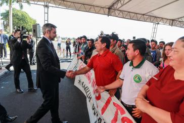Paraguays Präsident Mario Abdo Benítez bei einem früheren Treffen mit Zuckerrohrbauern Paraguays Präsident Mario Abdo Benítez bei einem früheren Treffen mit Zuckerrohrbauern