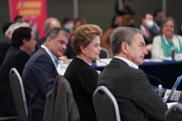 Die Ex-Präsident:innen Rafael Correa, Dilma Rousseff und José Luis Rodríguez Zapatero Die Ex-Präsident:innen Rafael Correa, Dilma Rousseff und José Luis Rodríguez Zapatero