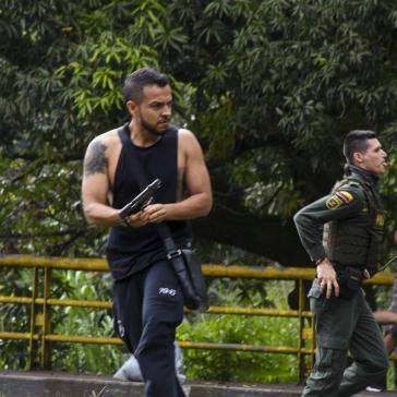 Der Abgeordnete Iván Cepeda veröffentlichte wiederholt Fotos, die zeigen, wie die Polizei bewaffnete Zivilisten gewähren lässt