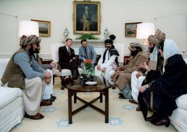 Präsident Reagan mit Vertretern der afghanischen Mudjahedin am 2. Februar 1983 im Weißen Haus