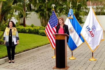 Power bei eine Rede in El Salvador, der ersten Station ihrer Reise Power bei eine Rede in El Salvador, der ersten Station ihrer Reise