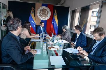 Die Chefin der EU-Mission, Isabel Santos, traf sich am 18. November auch mit Juan Guaidó, der die Wahlen weitgehend ignoriert