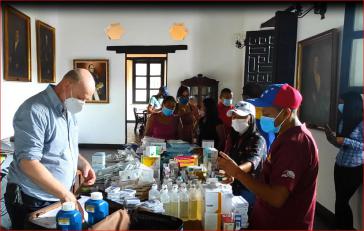 Übergabe von Medikamenten im "Centro Piloto de Salud Indigena" der Pemon in Santa Cruz de Mapaurí (Juli 2021)