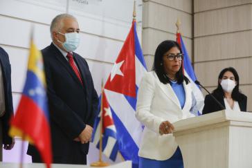 Venezuelas Vizepräsidentin und Kubas Botschafter bei dert Übergabe der ersten Abdala-Lieferung