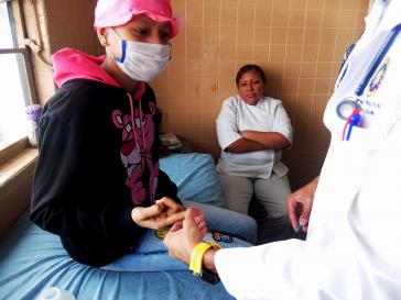 Ihr konnte "Maletas Salavidas" helfen: Die 14-jährige Genesis erhielt die dringend benötigten Medikamente Dexamethason und Leukovorin