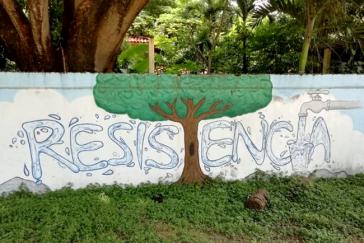 Mauerbild am Strand von Potrero, Guanacaste, Costa Rica. "Widerstand" gegen die Privatisierung von Wasser ist überlebenswichtig