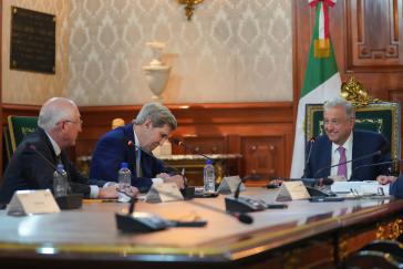 Von links nach rechts: US-Botschafter Ken Salazar, John Kerry und Präsident Andrés Manuel López Obrador