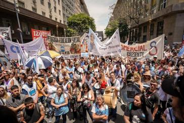 Auch die Lehrkräfte staatlicher Schule gingen in Buenos Aires auf die Straße