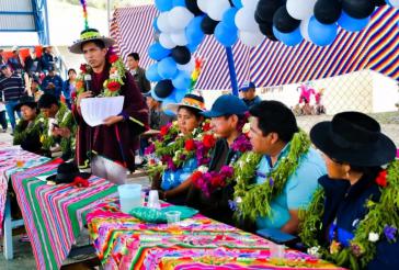 Der indigene Senatspräsident Andrónico Rodríguez bei einer Bürger:innenversammlung. Alte Wirtschafteliten stemmen sich gegen die gestiegene Bedeutung der indigenen Bevölkerungsmehrheit im Plurinationalen Staat Bolivien Der indigene Senatspräsident Andrónico Rodríguez bei einer Bürger:innenversammlung. Alte Wirtschafteliten stemmen sich gegen die gestiegene Bedeutung der indigenen Bevölkerungsmehrheit im Plurinationalen Staat Bolivien
