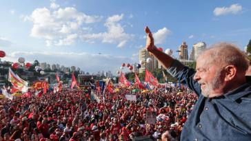 Lula bei der 1. Mai-Demonstration in São Paulo. Seine Kritik an der Politik der USA und der EU im Ukraine-Konflikt teilen große Teile der Linken in Lateinamerika