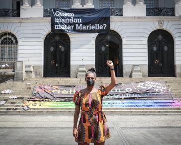 "Wer hat die Ermordung von Marielle angeordnet?" Marielle Francos Schwester Anielle bei einer Protestaktion vor dem Gericht in Rio de Janeiro