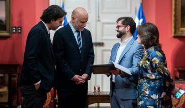 Die Präsidenten der Abgeordnetenkammer, Vlado Mirosevic (links), und des Senats, Álvaro Elizalde (Mitte), übergeben Präsident Boric (rechts) das Abkommen