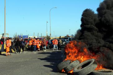 Arbeiter haben bereits am Mittwoch den Eingang zum Hafen von San Antonio blockiert Arbeiter haben bereits am Mittwoch den Eingang zum Hafen von San Antonio blockiert