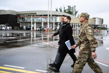 Mit dem Militär im Gleichschritt. Präsident Gabriel Boric am Flughafen der Regionalhauptstadt Temuco.