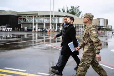 Mit dem Militär im Gleichschritt. Präsident Gabriel Boric am Flughafen der Regionalhauptstadt Temuco. Mit dem Militär im Gleichschritt. Präsident Gabriel Boric am Flughafen der Regionalhauptstadt Temuco.